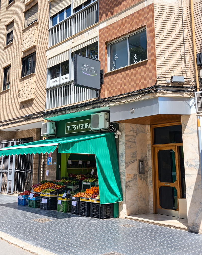 Fachada y acceso a Dental Castillo en Valencia